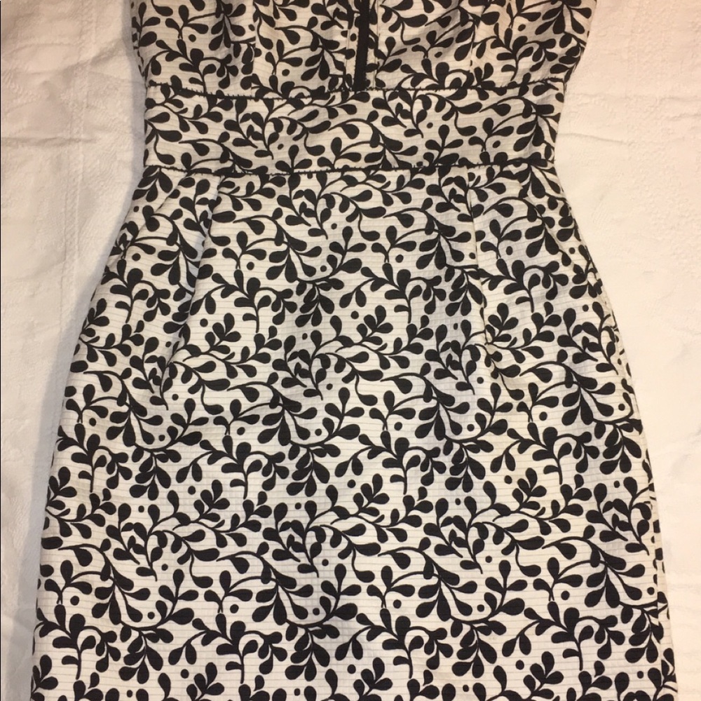 Size 4. ANTONIO MELANI. Sleeveless dress.
